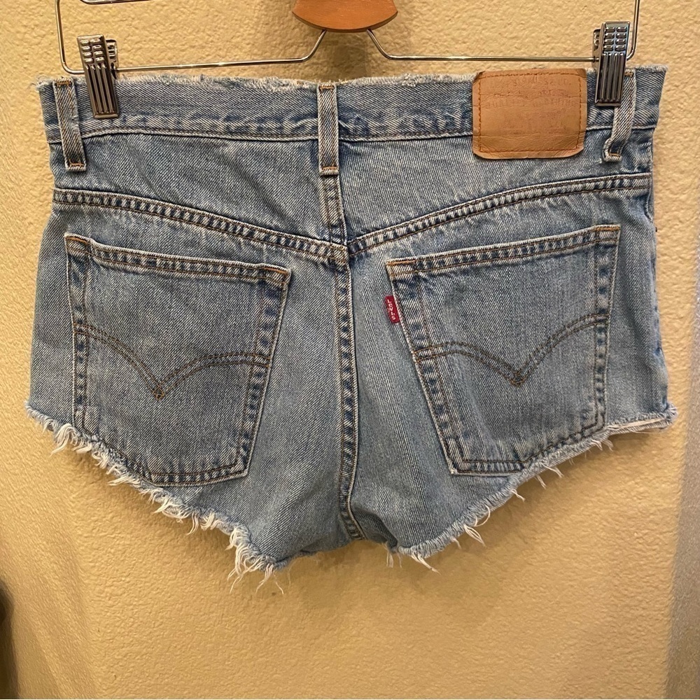 Vintage LEVI’S Women Light Blue Raw Hem Jean Shorts Size 8